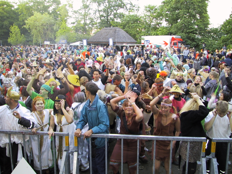 Stor menneskemængde i Discolunden ved Karneval i Aalborg i 2000.