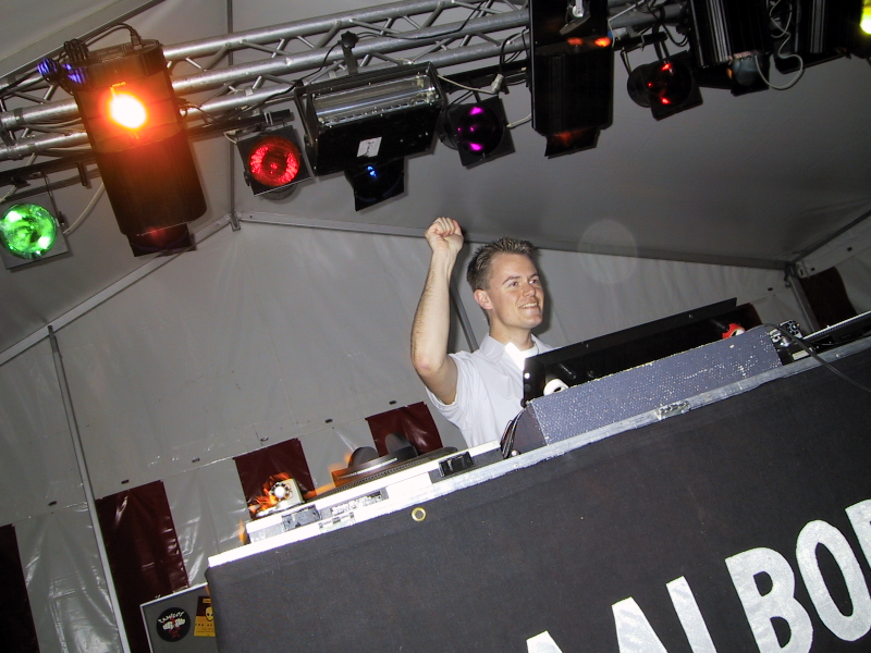 En ung DJ Mikkel Steen Østervig i DJ-pulten ved Karneval i Aalborg i 2000.