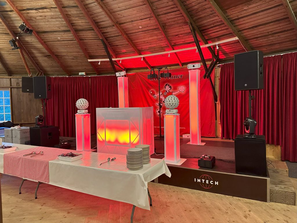 Diskotek Dimesis stillet op i Den Runde Pavillon i Brønderslev til Hjælperfest 2023.